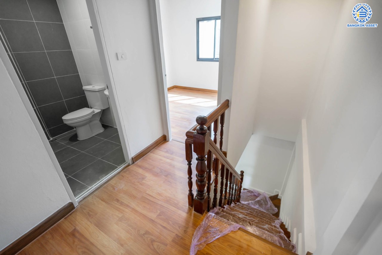 บ้านมือสองตกแต่งใหม่ ติด MRT "สถานีบางกระสอ" ม.นารีนคร รัตนาธิเบศร์ ตอบโจทย์ทุกการอยู่อาศัย ฟังก์ชั่น 2 ห้องนอนใหญ่ 2 ห้องน้ำ ต่อเติมครัวเคาน์เตอร์ และโรงจอดรถ บนทำเลดีที่สุด! ใกล้เซ็นทรัลรัตนาธิเบศร์ และจุดขึ้นทางด่วน "งามวงศ์วาน"